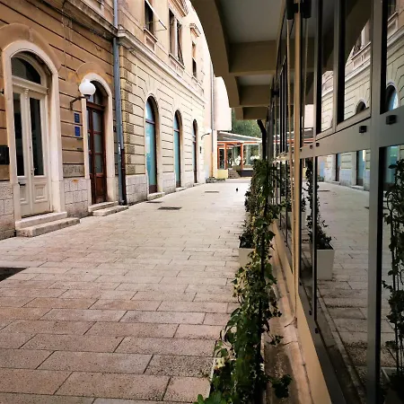 Divinity's Reach - Old Town Center Penzion