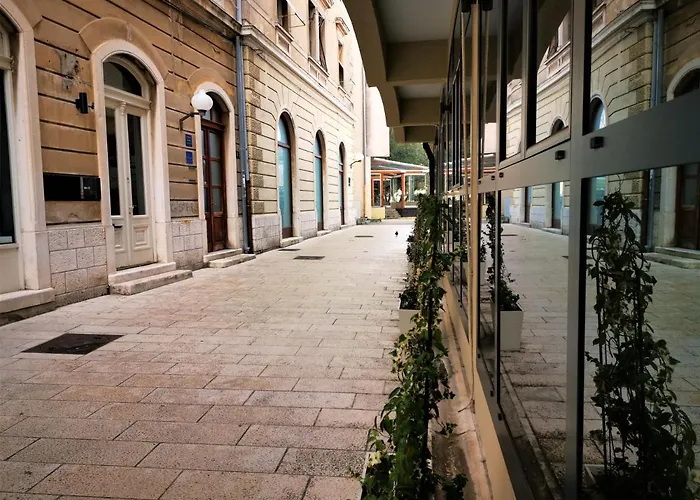 Divinity's Reach - Old Town Center Πανσιόν